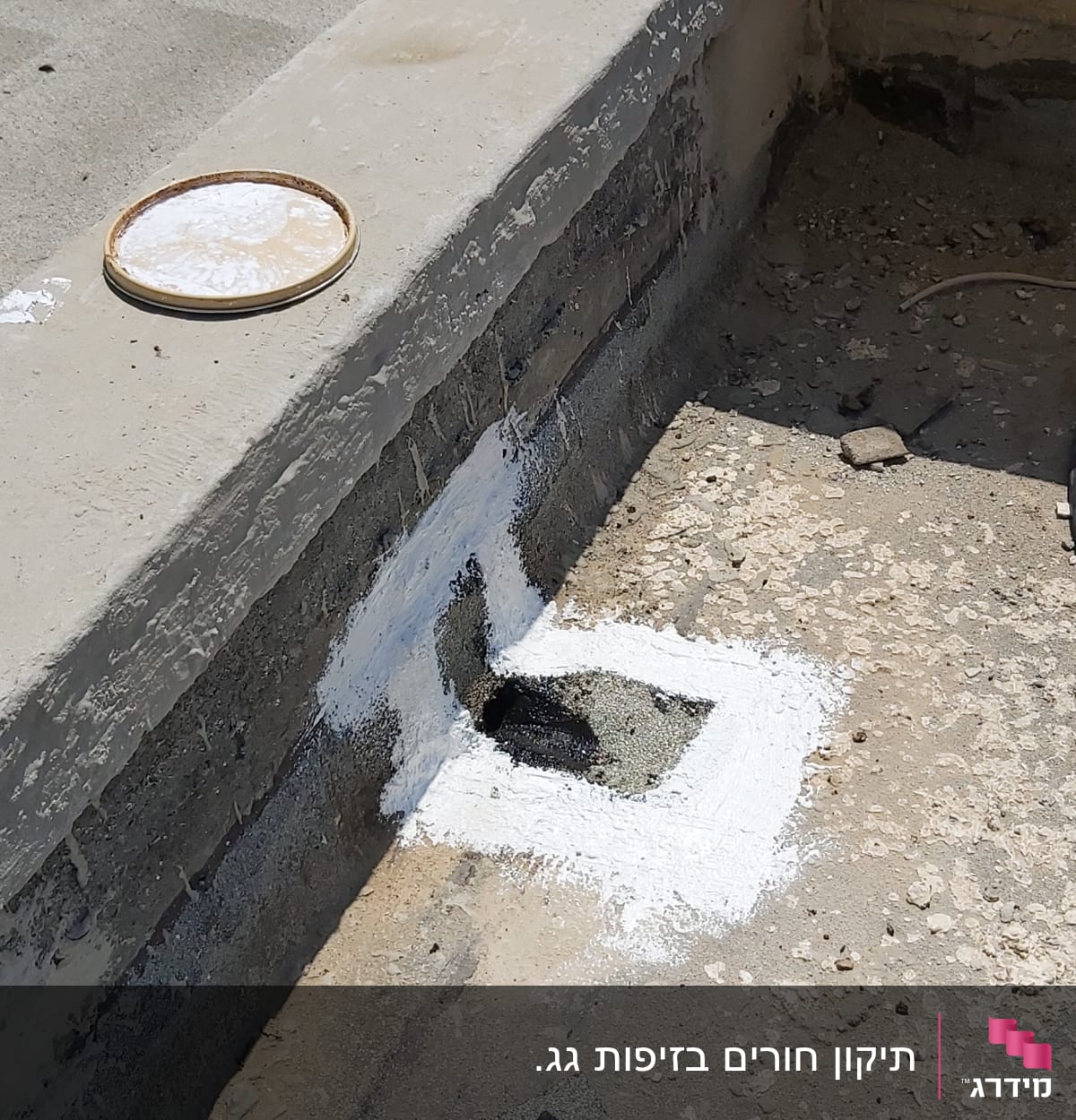 כפפות מלוכלכות, פח צבע, אזור אטום בצבע לבן